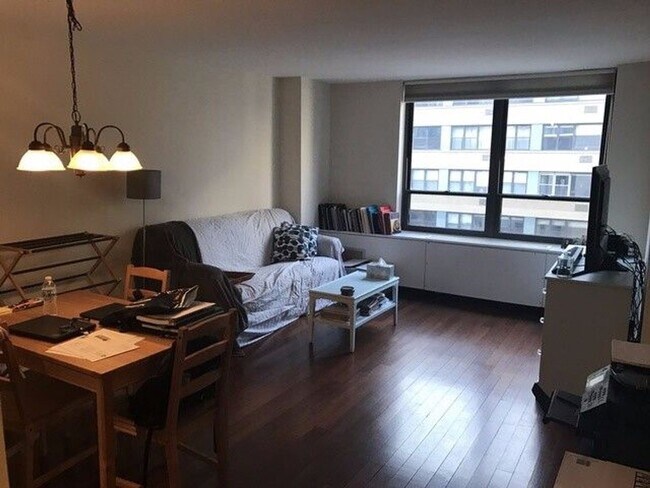 Building Photo - STREETERVILLE'S 1bed/1bath Available