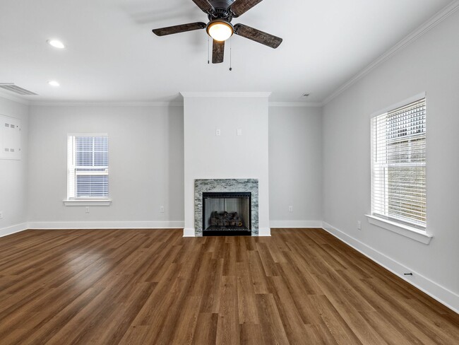 Building Photo - 3 Bed, 2.5 Bath - Lucky Penny End Unit