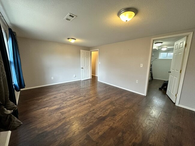 Building Photo - 613 Killarney Dr