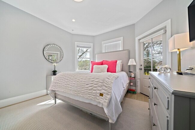 Building Photo - 144 Linden St