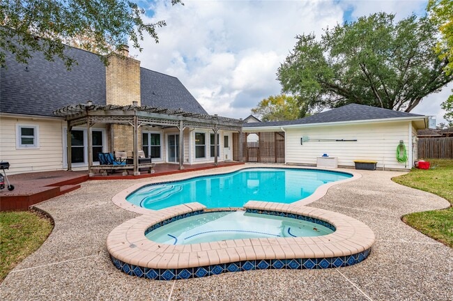 Building Photo - 15411 Woodcote Ct