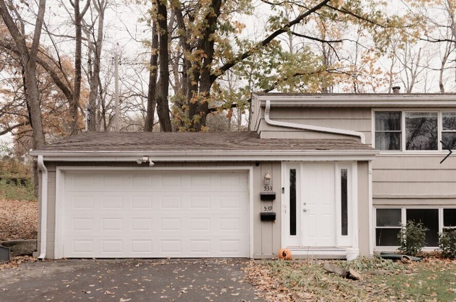 Building Photo - 533 Maple Square