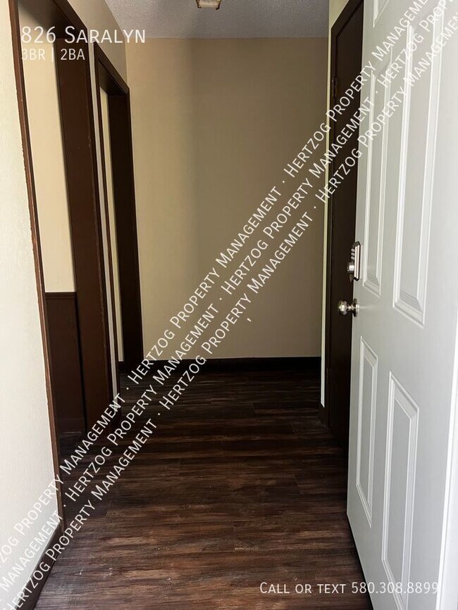 Building Photo - 826 Saralyn-