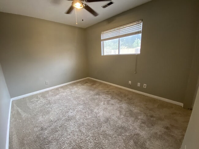 Building Photo - 4-Bedroom Retreat in Saint George – Cozy a...