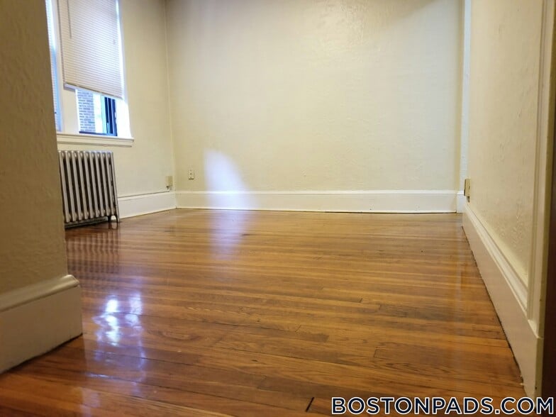 Building Photo - 53 Fellsway W