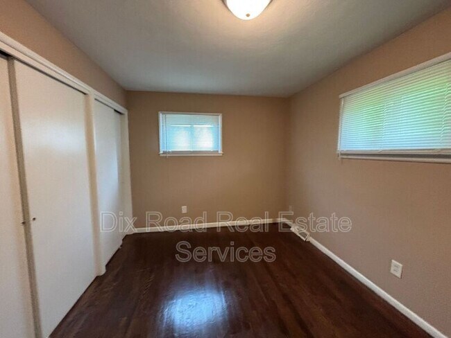 Building Photo - 4984 OH-122