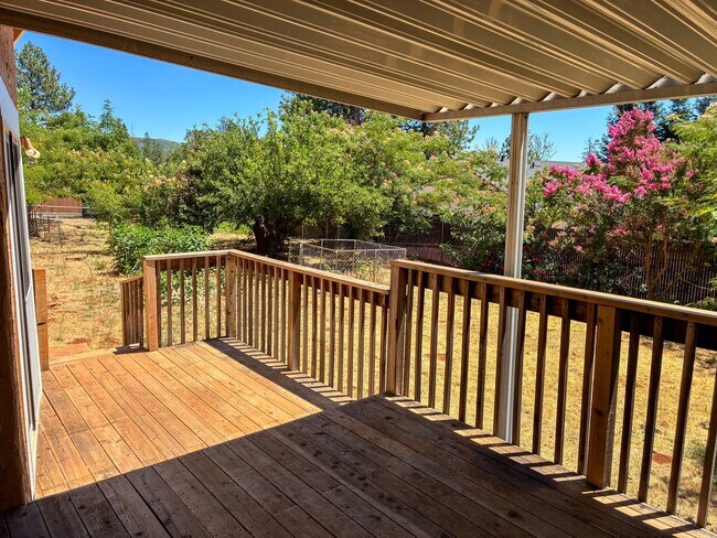 Building Photo - 3 Bedroom Home for Rent in Paradise CA | Fireplace, LVP Flooring, Yard & Garage