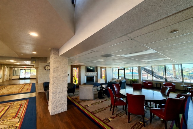 Building Photo - 6761 S Oakmont Dr