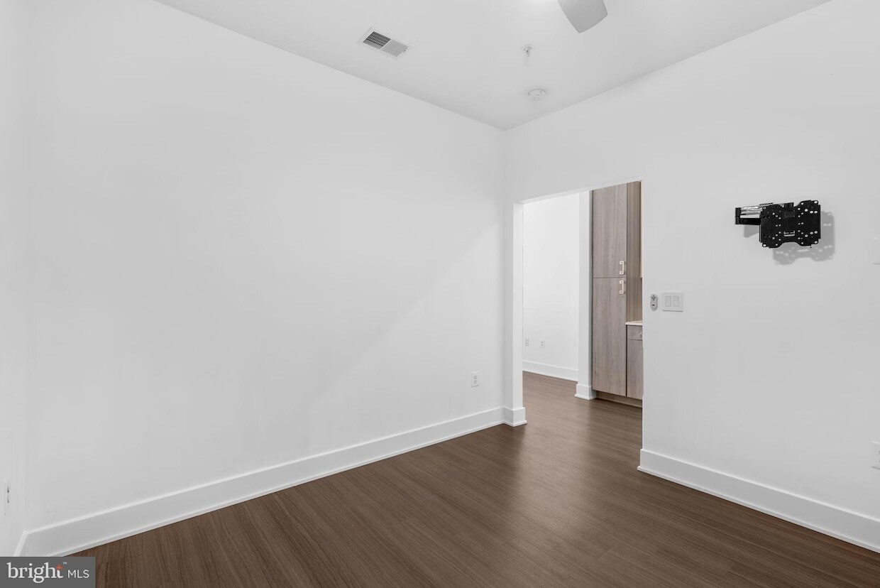 1 bedroom with ceiling fan - 145 Riverhaven Dr