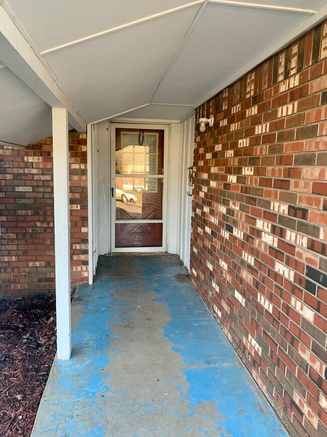 Building Photo - 2716 Chaucer Dr