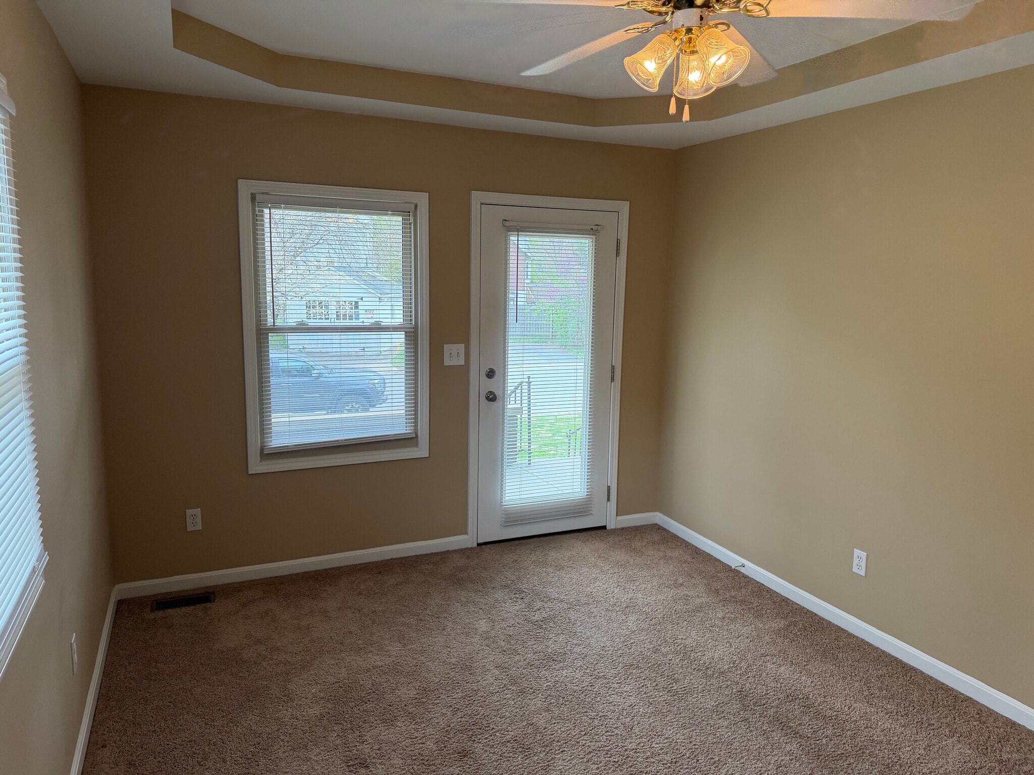 Building Photo - 318 W Kenwood Way