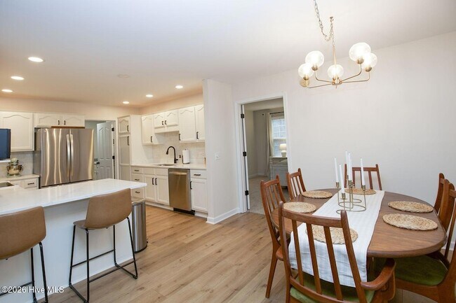 Building Photo - 681 Ginesing Dr