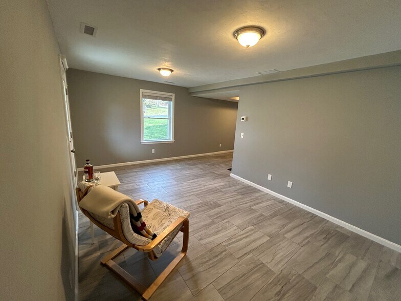 Building Photo - 676 Burncoat St