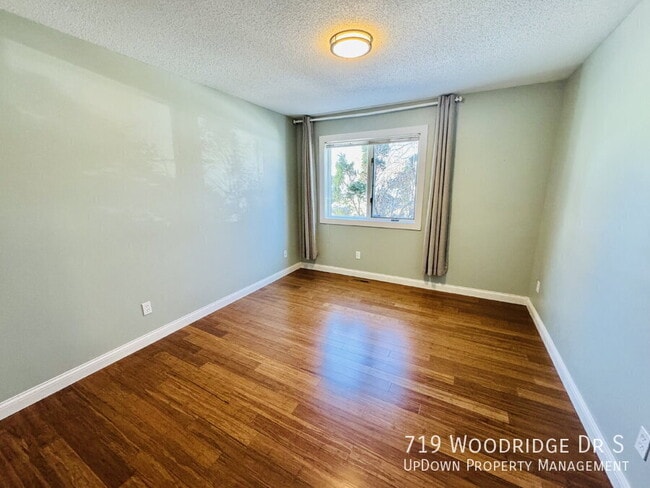 Building Photo - 719 Woodridge Dr S