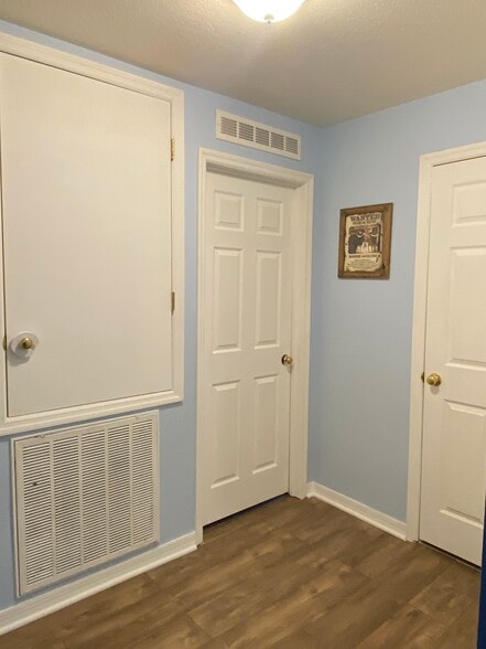 Building Photo - 4600 Tarrega St