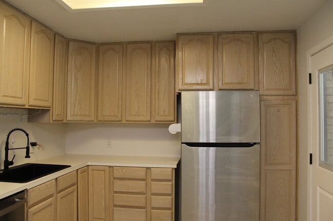 Building Photo - 1252 Live Oak Dr