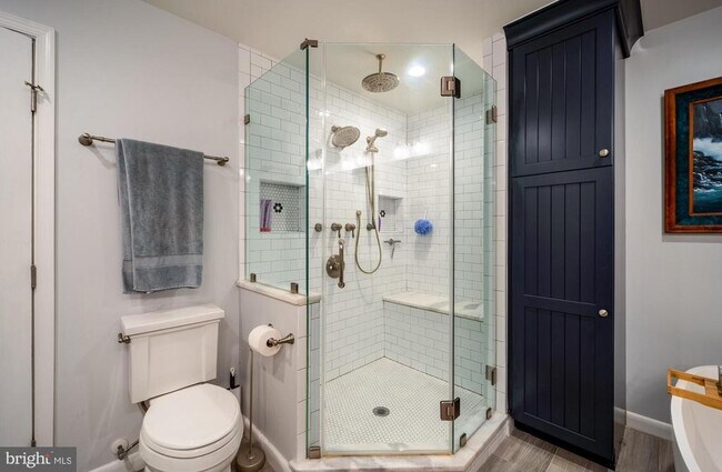 Building Photo - 2235 Abbotsford Dr