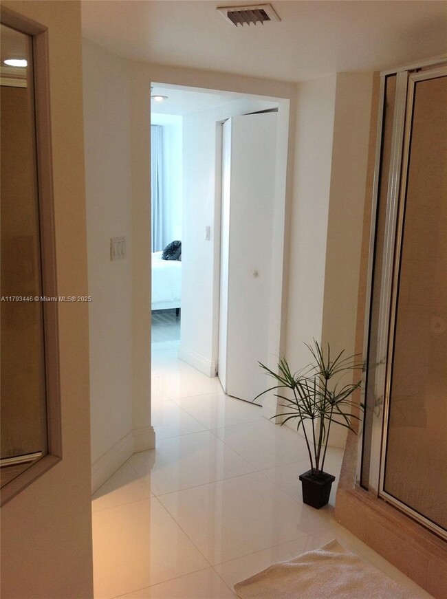 Building Photo - 16699 Collins Ave