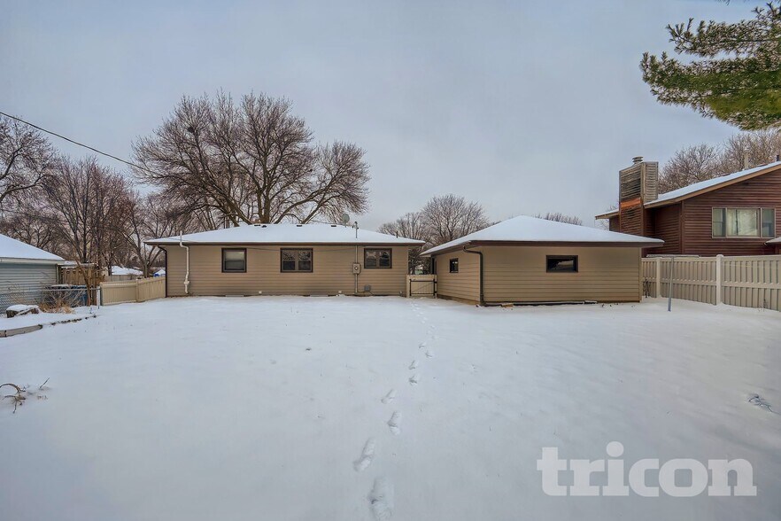 Building Photo - 3363 69th St E