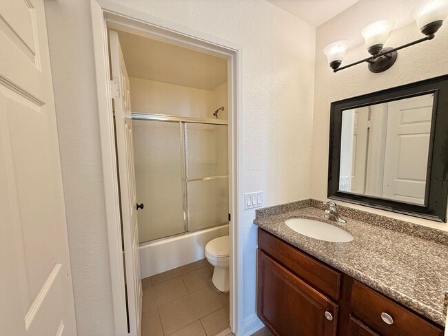 Building Photo - Bright & Spacious Condo Living with Parking!