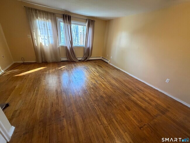 Building Photo - 11 Camelot Dr