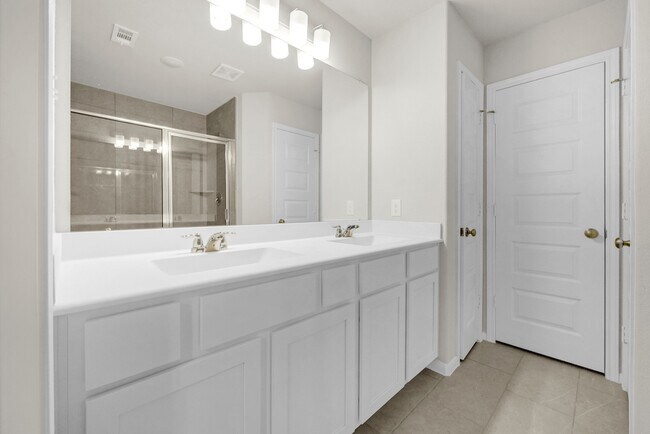 Building Photo - 5606 Hyde Park Dr