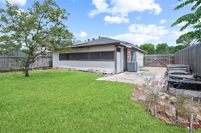 Building Photo - 17007 Pastoria Dr