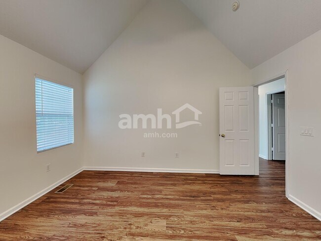 Building Photo - 419 Parallel Dr