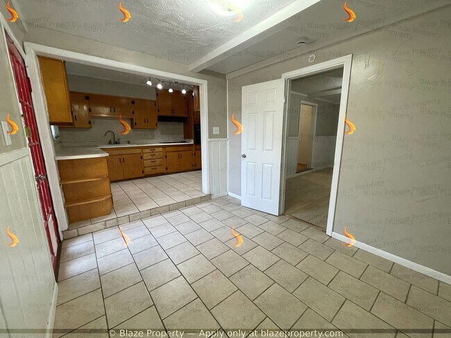 Building Photo - Spacious & Unique! 3 Bed, 1 Bath Home with Bonus Space for Rent