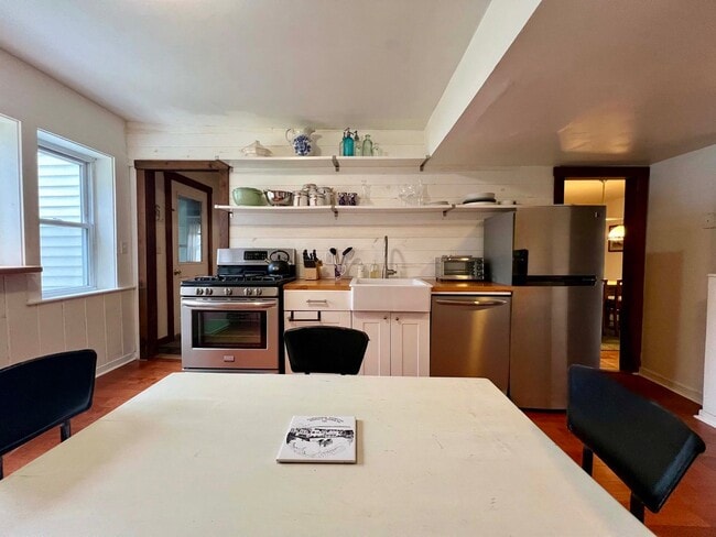 Building Photo - 203-205 Main St