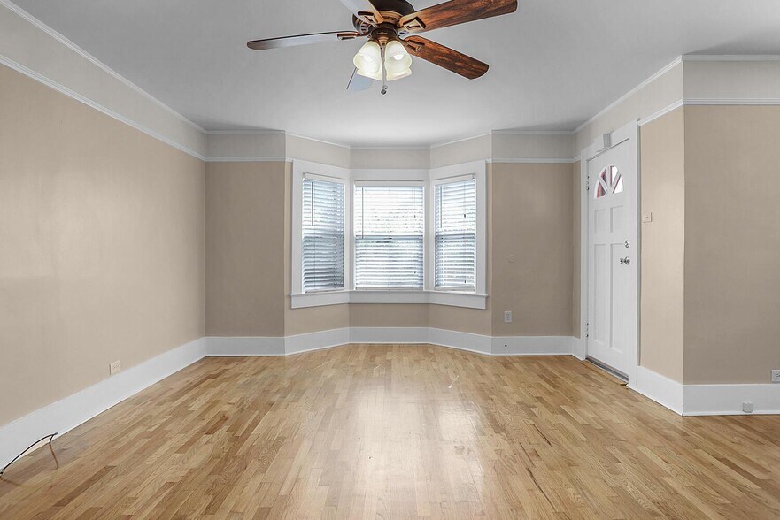 Building Photo - Well-Maintained Cottage with Private Yard ...