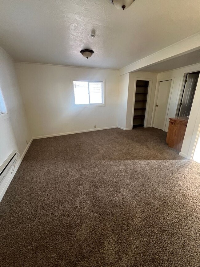 Building Photo - Room to spread out in this 3 Bedroom and 2 Bathroom - Pets Welcome