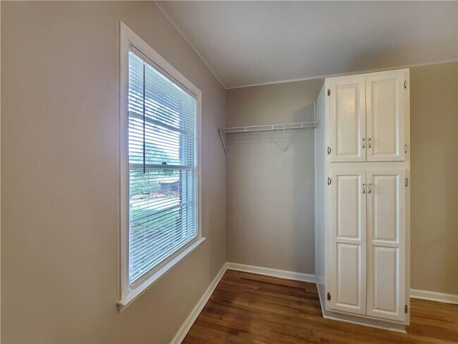 Building Photo - 3225 Forrest Hills Dr SW
