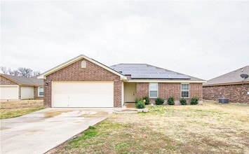 Building Photo - Spacious 4 Bedroom Home