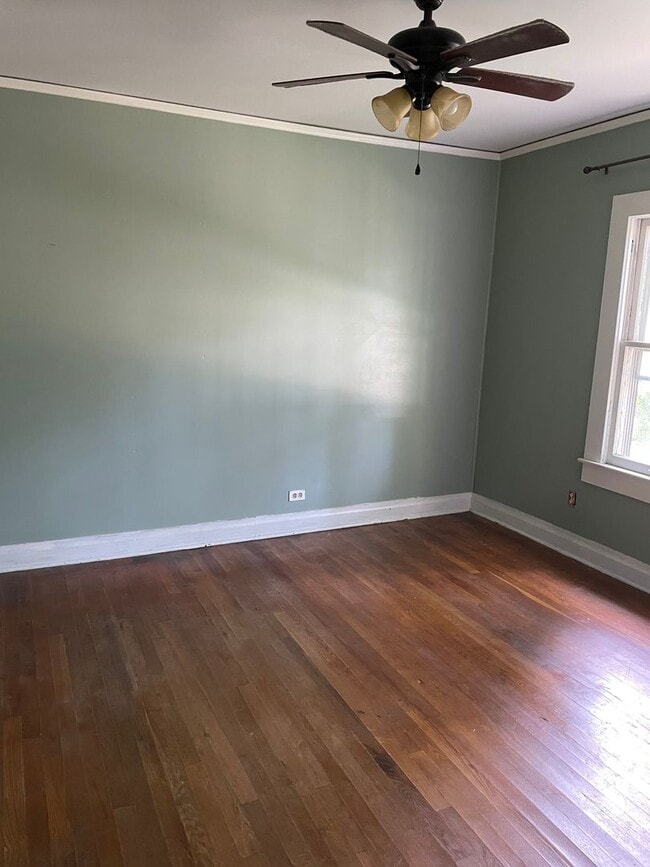 Building Photo - 2 bed 1 bath cottage available now!!