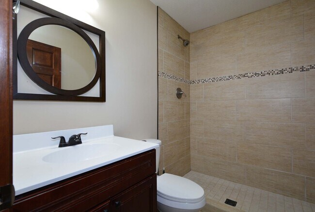 Building Photo - Spacious 4-Bed 4-Bath Home in Shakopee - Available Now!