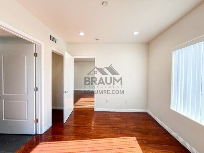 Building Photo - 332 S Virgil Ave