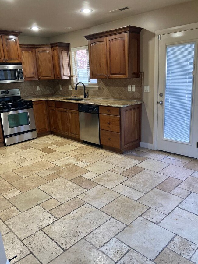 Building Photo - Cedar Park Townhome