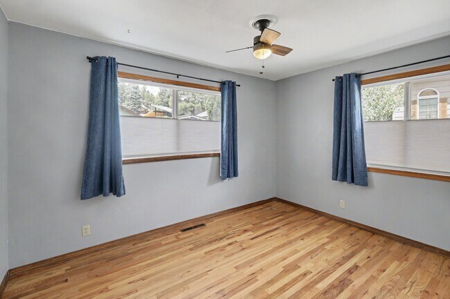 Building Photo - 305 Mesa Dr