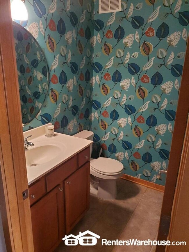 Building Photo - 2 Bedroom, 4 Bath Townhouse in a Great Riv...