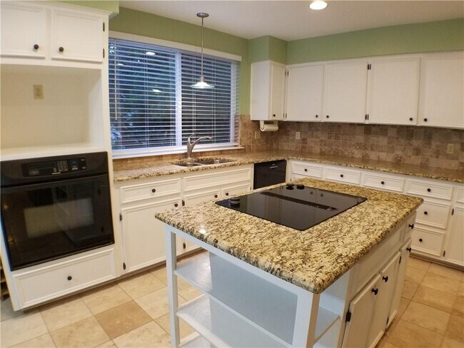 Building Photo - 6201 Highland Hills Dr