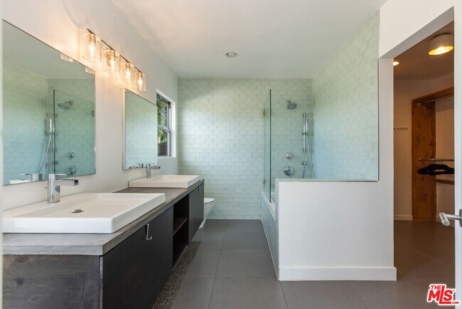 Building Photo - 3424 Primera Ave