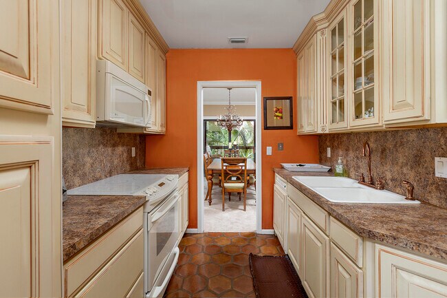 Building Photo - 11355 Pond View Dr