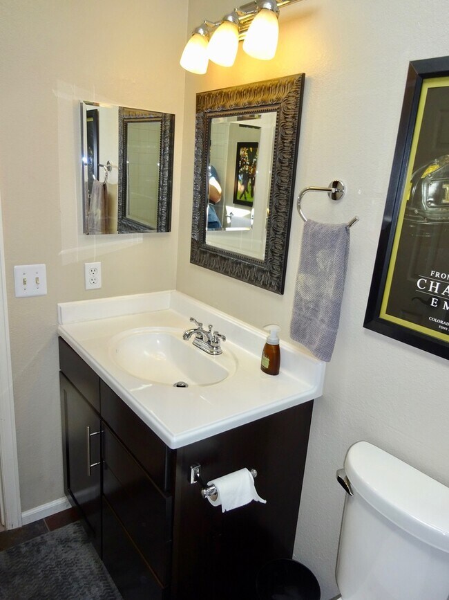 Building Photo - Gorgeous Three Bedroom Home In Littleton!