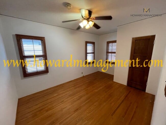 Building Photo - Beautiful home with large Den, hardwood floors, grassy backyard and dettached 2 car garage.