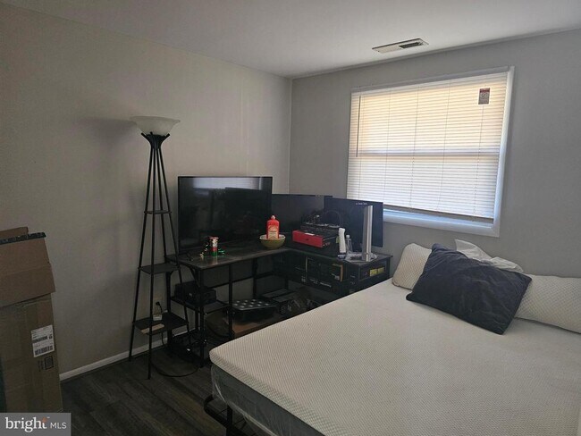 Building Photo - 12 Fairmount Dr