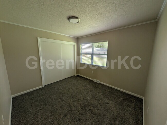 Building Photo - 405 Holiday Dr