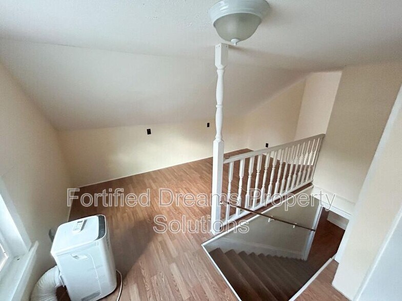 Building Photo - 315 S 3rd Ave