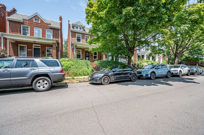 Building Photo - Spacious Home Super Close To Carytown, VCU...