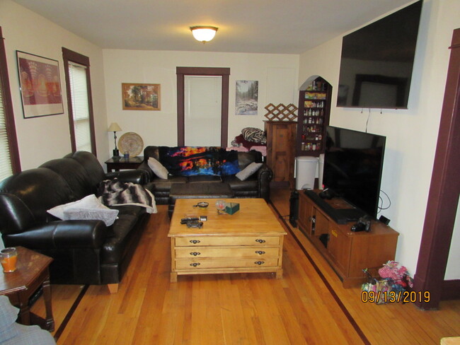 Family Room - 1116 E Gorham St